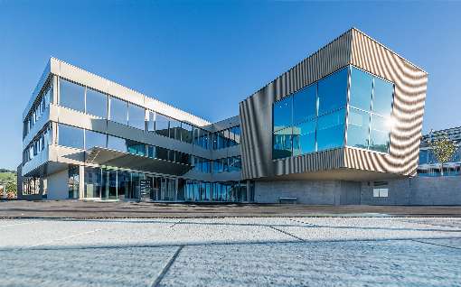 Bild 1: Das markante Gebude der Bibliothek. Foto: MAB Mbel AG/720 Architekten
